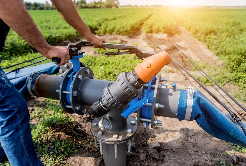 Efficient irrigation system distributing water evenly across a crop field.